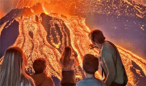 Glühende Lava als Inspiration – Bilderwettbewerb zur Ausstellung „Vulkane“ startet. Foto re