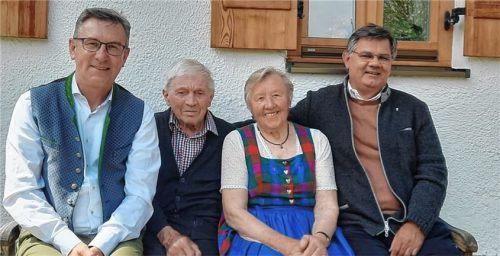 Gratulationen zu 65 Jahre Ehe an Wolfgang und Centa Stuffer (Mitte) gab es von Diakon Günter Schmitzberger (rechts) und Bürgermeister Georg Huber.Foto re