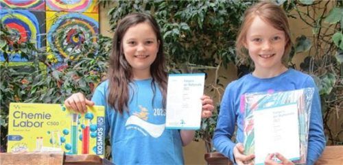 Greta Heß, vierte Klasse (links), bekam einen ersten Platz deutschlandweit. Anna Seiser erreichte einen zweiten Platz, obwohl sie erst in die zweite Klasse geht.Foto Kirchner