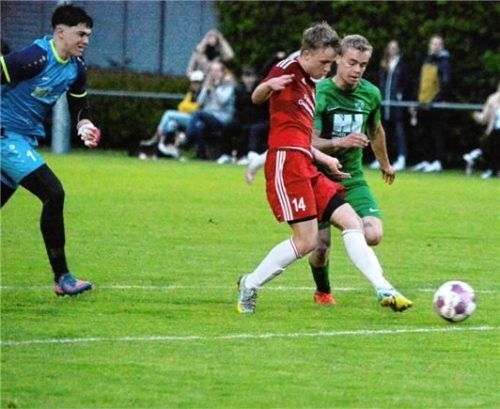 Großholzhausens Lukas Steidl muss nur noch ins leere Tor einschieben, nachdem auch Keeper Thomas Ortner ausgespielt wurde. Foto Franz Ruprecht