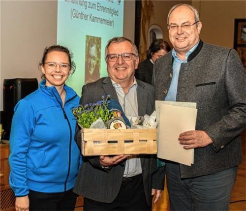 Günter Kammermeier (Mitte) erhielt vom BLSV die Verdienstnadel in Gold mit großem Kranz für 35 Jahre Schriftführer beim TuS Raubling. TuS-Jugendwartin Isabella Mittermaier und Vorstand Uli Maier freuen sich mit. Foto  tus raubling