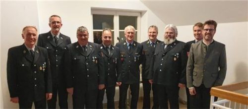 Gute Laune hatten bei der Jahresversammlung (von links) der Geehrte Georg Kerer, Vorsitzender Bernhard Himmelstoß, der Geehrte Karl Bucher, Kommandant Florian Beck, Kreisbrandmeister Rainer Tippl, Kreisbrandmeister Peter Lechner, der Geehrte Konrad Brixner, Hans Hiebl und Bürgermeister Karl Mair.Foto re