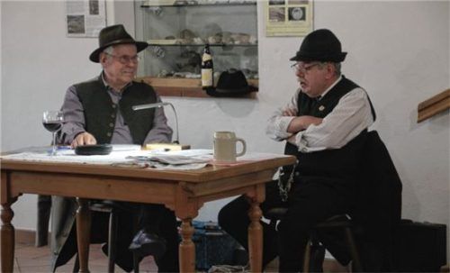 Hans Peter Kreuzer (links) und Gustl Lex bei der Dichterlesung im voll besetzten Gewölbesaal des Chieminger Heimathauses. Foto zandl