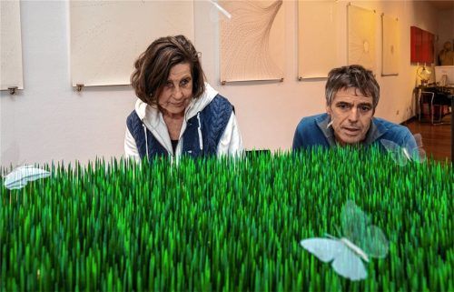 Helmut Mühlbacher mit Galeristin Andrea Kaysser in der Ausstellung in Ruhpolding vor der Installation mit dem vieldeutigen Namen „Naturliebe“.Foto effner