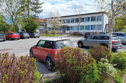 Im Gebäude der ehemaligen Kfz-Zulassungsstelle in Bad Aibling sind bereits jetzt Räume der Förderschule untergebracht. Es soll saniert werden, auf dem vorgelagerten Parkplatz wird zudem ein Neubau errichtet.Fotos Hadersbeck