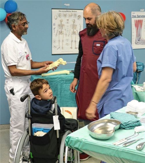 Im Herzstück der Klinik, im Operationssaal, führte Oberarzt Dr. Chakravarthy U Dussa im Schnelldurchgang eine Knieoperation durch und zeigte den Besuchern dabei die Verwendung der chirurgischen Instrumente, von Bohrmaschine und Motorknochensäge, sowie die Fixierung mit Platten und Schrauben. Foto Heinrich Rehberg