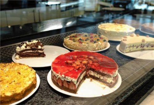 Im Stadtcafé werden Kuchen und Torten aus dem Konditoreicafé Daiser in Brannenburg serviert. Foto