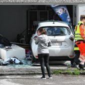Auto kracht in Schaufenster