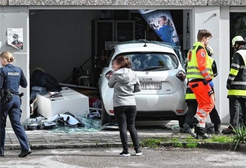 In der Innstraße in Rosenheim ist es am Samstag, 29. April, zu einem Verkehrsunfall gekommen. Fotos Schlecker (1)/privat (2)