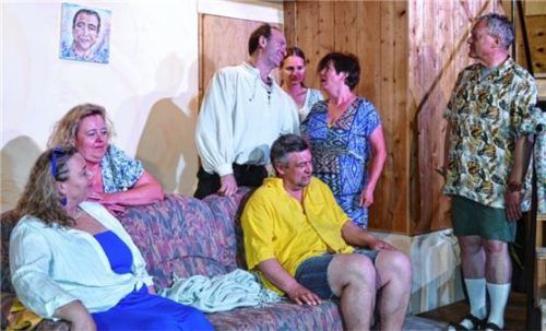 In dieser Szene spielen (von links) Elke Pfaffinger, Anita Kronast, Alfred Kronast, Robert Eberherr, Barbara Kronast, Irmi Hinterstocker und Andreas Müller mit.Foto Niessen