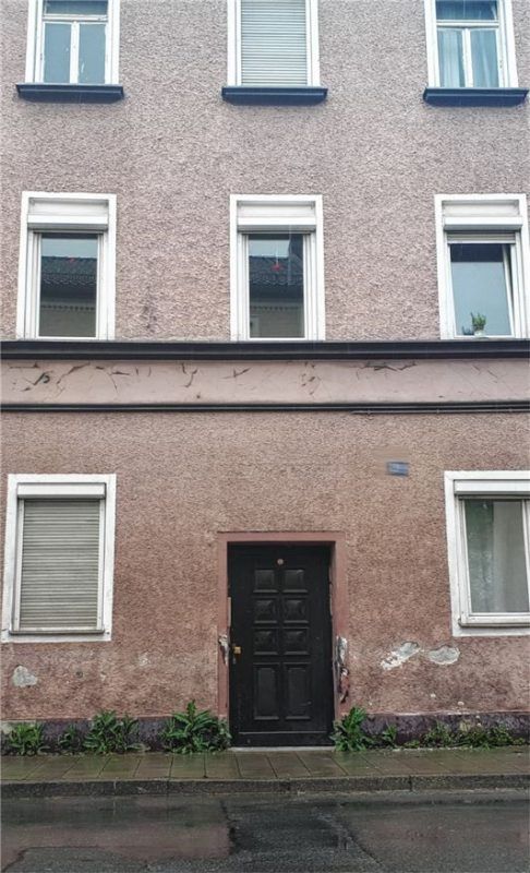 In einem Haus mitten in der Rosenheimer Innenstadt lebt eine Familie mit zahlreichen Schädlingen.