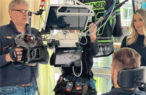 In seinem Zimmer in der Unfallklinik in Murnau hat Mike Glemser (hier mit seiner Freundin Lara Lindmayer) sein erstes Video-Interview gegeben. Fotos Mario Kottkamp itv für RTL