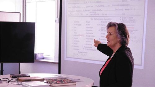 Ingrid Portenschlager sprach als Zeitzeugin der zweiten Generation in Rosenheim. Ihr Vater Ernst Reiter war Häftling im Konzentrationslager und hat das KZ überlebt.Foto  Müller