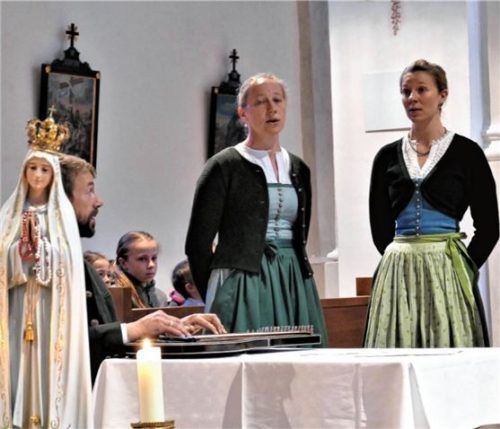 Innig-schlicht sangen hinter der Marienstatue die Geschwister Baumgartner.Foto  Janka