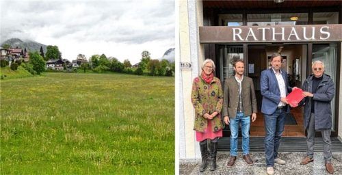 Ist das Bürgerbegehren zur Bebauung am Gschwendtner Feld zulässig? Im April haben es Sabine Fordemann, Sepp Steinmüller und Markus Aicher (rechts) an Oberaudorfs Bürgermeister Dr. Matthias Bernhardt (Zweiter von rechts) überreicht.Fotos re