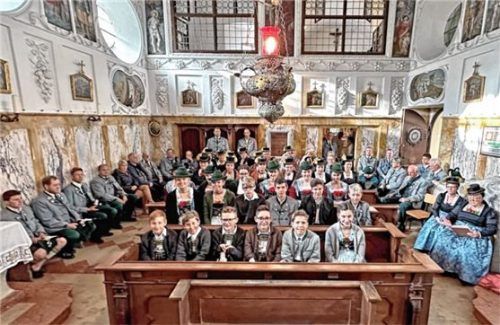 Jahrtagsgottesdienst der Hohenaschauer Trachtler in der Schlosskapelle Hohenaschau. Foto Rehberg