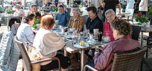 Jeden ersten Donnerstag im Monat treffen sich ehemalige Kolbermoorer Erstklässler des Jahrgangs 1943 zum Stammtisch.