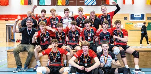 Jubel: Deutscher Vize-Meister – wer hätte das geglaubt? Das Mühldorfer Team entwickelte sich bei der Deutschen zu Hause zum Favoriten auf den Titel, scheiterte am Ende nur gegen Grafing.Fotos Bartsch/Emmer/Mayer