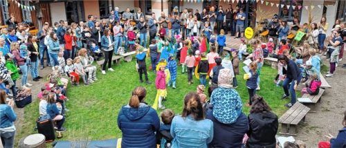 OVB Heimatzeitungen | Farbenfroher Tanzauftritt im Kindergarten St. Martin