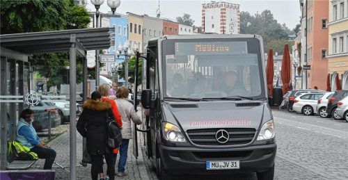 Kleinbusse im Linienverkehr des Mühldorfer Stadtbusses sind schon jetzt manchmal unterwegs. Künftig könnten es viel mehr sein. Foto honervogt