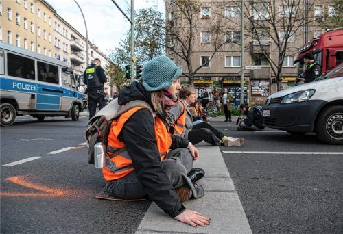 Klima-Aktivisten der Letzten Generation blockierten kürzlich eine Kreuzung an der Landsberger Allee in Berlin. Viele Leser haben Verständnis für die Aktionen der Gruppierung. Andere kritisieren die Proteste als zu radikal. Foto dpa