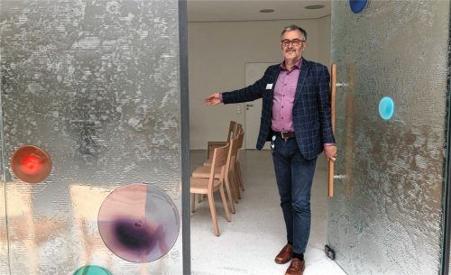 Klinikseelsorger Alfred Schott (hier an der Tür zur neuen Kapelle im gemeinsamen Bau von Romed und kbo-Inn-Salzach-Klinikum) kritisiert die Entlassung des kaufmännischen Leiters Christof Maaßen. Schott ruft sogar zum Beten für die Klinik auf. Foto Duczek