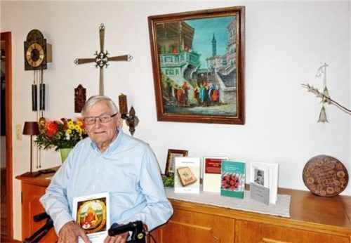 Konrad Breitrainer in seinem Wohnzimmer mit einem Gemälde seines Vaters Johann Breitrainer aus dem Jahr 1946. Foto Hötzelsperger