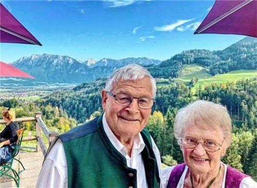Konrad und Resi Breitrainer bei einem ihrer Ausflüge zu einem Berggasthof in Oberaudorf. Foto  Hötzelsperger
