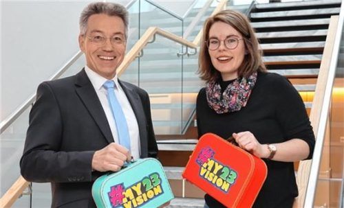 Landrat Otto Lederer ermutigt Jugendliche, sich anzumelden und aktiv zu beteiligen. Stephanie Meier von der Kommunalen Jugendarbeit Rosenheim ist Projektleiterin von Myvision.Foto Landratsamt Rosenheim