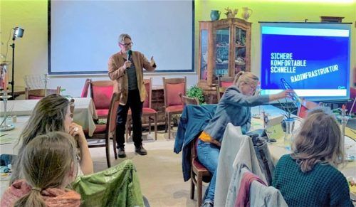 Landtagskandidatin Martina Thalmayr (Grüne) informierte über das aus ihrer Sicht ausbaufähige Radwegenetz im Landkreis Rosenheim. Foto  Sichelschmidt