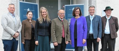 Landtagspräsidentin Ilse Aigner (Dritte von rechts) besuchte das ZeMuLi – empfangen von (von links) Bruckmühls Bürgermeister Richard Richter, Archivleiterin Verena Wittmann, ZeMuLi-Chefin Dr. Katharina Baur, Bezirkstagspräsident Josef Mederer, Landrat Otto Lederer und Bezirks-Volksmusikpfleger Leo Meixner. Foto Baumann