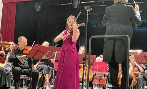 Larissa Cidlinsky, die Solistin des Abends, mit dem CHO und Dirigenten Matthias Linke.Foto kirchner