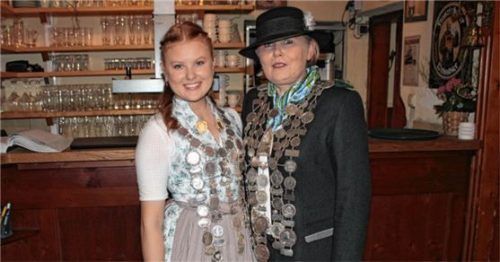 Larissa Kea (links) und Liane Kea bekamen die Königsketten überreicht. Foto re