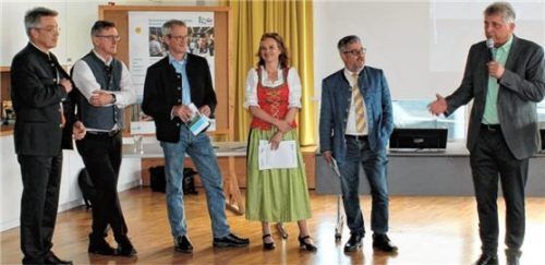 Leader-Gemeinden im Dialog: (von links) Landrat Otto Lederer, Georg Huber (Samerberg), Matthias Jokisch (Brannenburg), LAG-Managerin Gwendolin Dettweiler, Stefan Lederwascher (Flintsbach) sowie Gastgeber und Hausherr Bernd Fessler (Großkarolinenfeld). Foto Strim