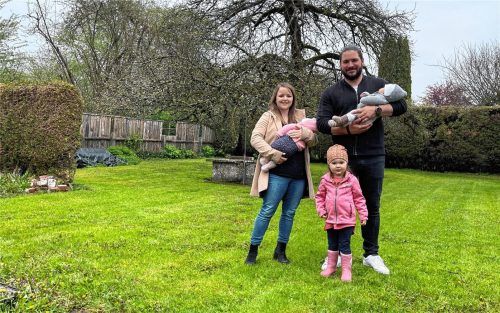 Lisa Huber und Robert Egger mit Töchterchen Lisa und den Zwillingen Anna und Ben in dem Stück Garten, auf dem ihr Haus stehen sollte. Foto Latta