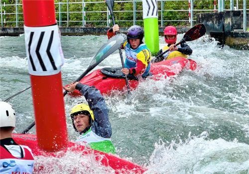 Marian Arnu (lila Helm) setzte sich gegen teils ältere Konkurrenten durch und wurde Vizemeister im Kajak-Cross der U18.Foto KKR