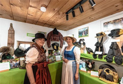 Marianne Osterhammer (rechts) und Veronika Schmidt inmitten ihrer Ausstellung in Rohrdorf. Foto THOMAE