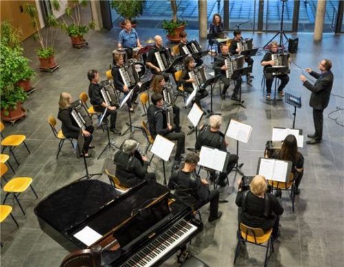 Martin Schultheiss dirigierte das Akkordeonorchester Chiemsee.
