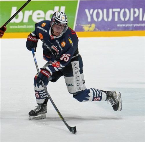 Marvin Feigl von den Ravensburg Towerstars folgt den Starbulls auf Instagram. Spielt er möglicherweise nächste Saison als U23-Spieler an der Mangfall? Foto  EIBNER/Maximilian Rist