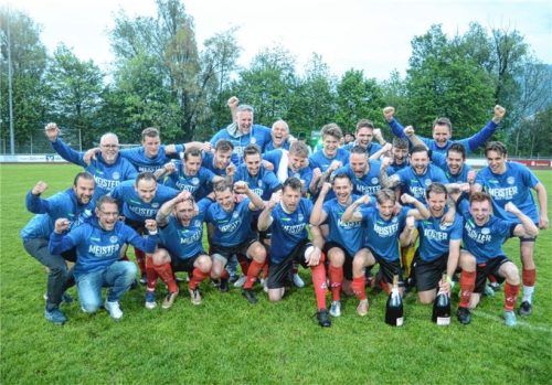 Meister in der Fußball-Kreisklasse 1: Der TSV Brannenburg machte mit einem 5:0-Heimsieg gegen Tattenhausen alles klar. Foto Franz Ruprecht