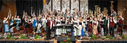 Mit dem Musikantengruß des Gesamtorchesters bedankten sich die Jugendkapellen Rohrdorf, Samerberg und Neubeuern für den Applaus. Foto Nitzsche