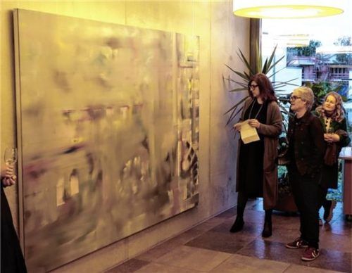 Monika Hauser im Kunstgespräch mit dem ausstellenden Maler Bernhard Paul vor seinem Werk „agens III“. Foto friedrich