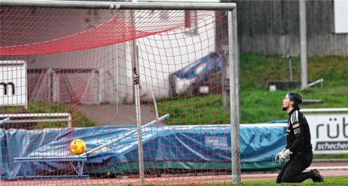 Der Ball im Tor und der Sechziger-Keeper geschlagen – die alte Zeitrechnung im Rosenheimer Fußball?Foto Ziegler