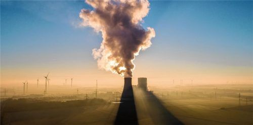 Nach dem Atom-Aus werden Kohlekraftwerke wie das im niedersächsischen Mehrum wieder verstärkt gebraucht. Mehrum ist seit August 2022 als „Marktrückkehrer“ zurück am Netz. Das Bundeswirtschaftsministerium setzt mittel- und langfristig jedoch auf Wind und Sonne – und die umstrittene Heizwende bei Privathaushalten.Foto dpa