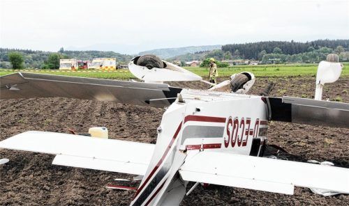 Nach dem missglückten Start überschlug sich das Leichtflugzeug auf einem Acker und blieb auf dem Dach liegen.Foto Reisner
