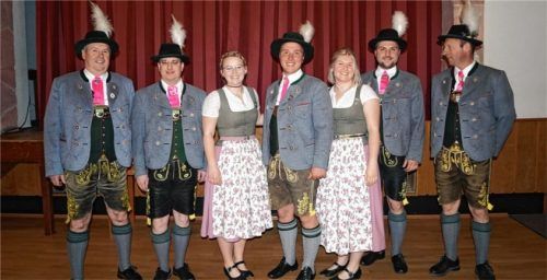 Nach der Stabübergabe im Vorstand: (von links) der bisheriger Vorsitzende Alfons Altendorfer, der scheidende Vereinskassier Thomas Albersinger, der neugewählte Vorstand mit der Vorsitzenden Katharina Schildhauer, Christoph Gruber, Veronika Altendorfer undVitus Altendorfer junior sowie der bisherige Stellvertreter Josef Grießer.Foto  Soller