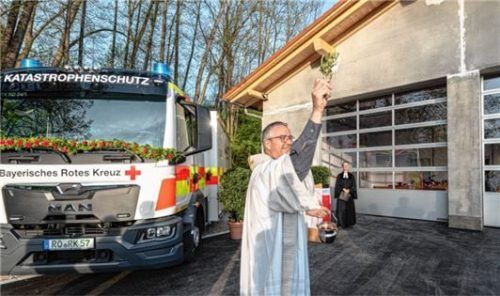 Neue Halle, neues Fahrzeug – da spendeten Pfarrer Robert Baumgartner und Pfarrerin Jessica Huber gerne den Segen. Foto THOMAE