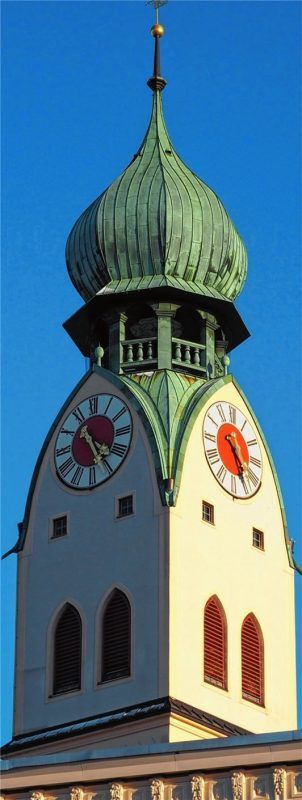 Neun Pfarreien im Gebiet der Stadt wachsen schneller zusammen: Im Advent beginnt die Aufbauphase für die neue Stadtkirche Rosenheim. Unser Bild zeigt den Turm der Kirche St. Nikolaus in der Stadtmitte.Foto Aerzbeck