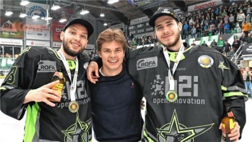 JJ Peterka (Mitte) feierte den Starbulls-Meistertitel mit Christian Obu und Christopher Kolarz.Foto Hans-Jürgen Ziegler