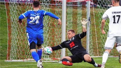 Nullnummer in Mehring: Christian Heinl (links) und Co. kamen nicht an Torwart Yannick Schober vorbei.Foto Butzhammer